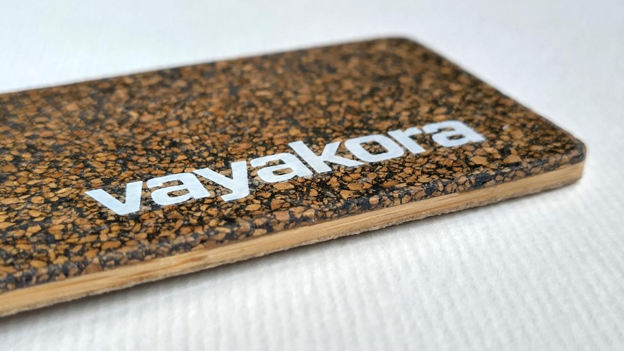 vayakora electronic bag tag cork closeup